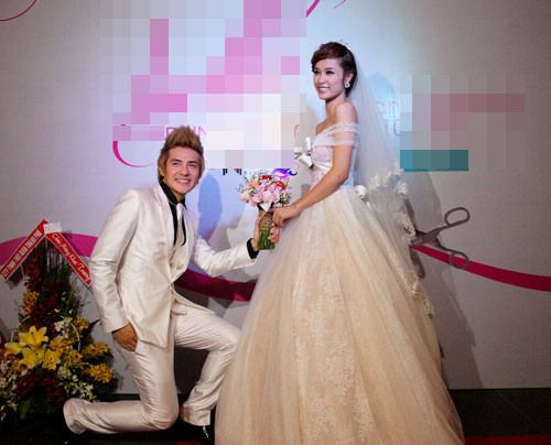 Trong bộ váy cưới trễ vai gợi cảm, "cô dâu" Đông Nhi xinh đẹp và rạng rỡ khi được "chú rể" họ Ông quỳ gối trao yêu thương.