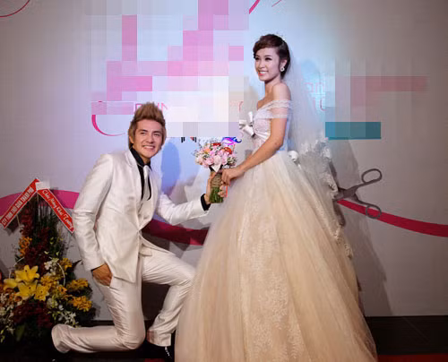 Trong bộ váy cưới trễ vai gợi cảm, "cô dâu" Đông Nhi xinh đẹp và rạng rỡ khi được "chú rể" họ Ông quỳ gối trao yêu thương.