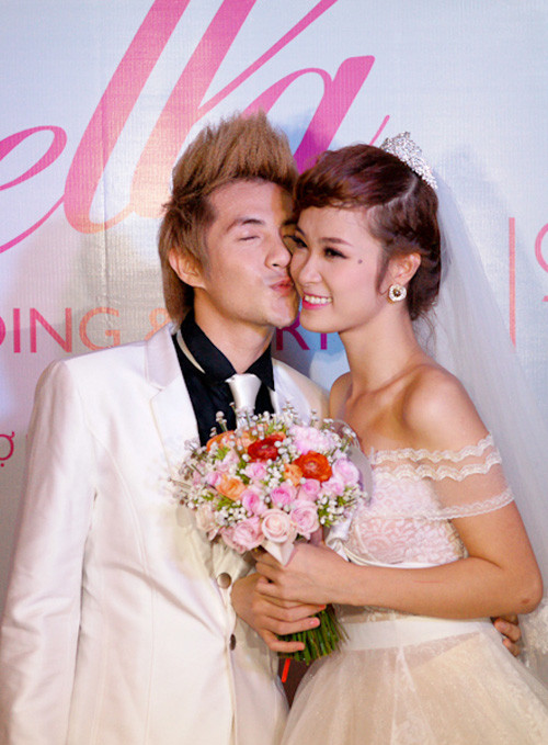 Năm 2012, hơn 2 năm sau khi công khai hẹn hò, Đông Nhi và Ông Cao Thắng khiến fan "phát sốt" khi làm đám cưới "giả" tại sự kiện khai trương trung tâm tiệc cưới của ca sĩ Phạm Quỳnh Anh. Ảnh: 24h.