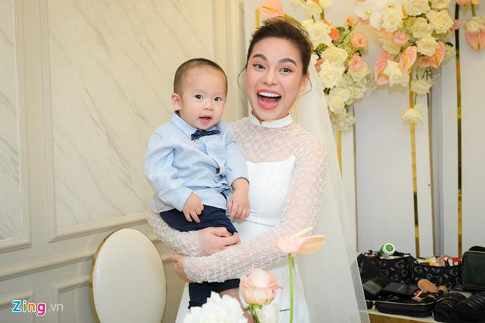 Bé Cà Rốt gần một tuổi, dạn dĩ trước ống kính. Trước đó, Giang Hồng Ngọc đã sinh con ở Mỹ vào cuối năm 2018.