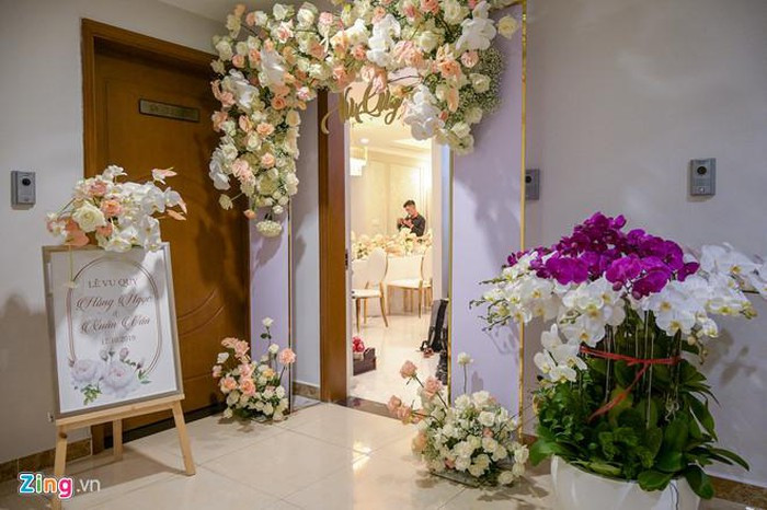 Sáng 17/10, lễ vu quy của Giang Hồng Ngọc và ông xã Xuân Văn được tổ chức tại nhà riêng ở TP HCM. Nữ ca sĩ mới công bố hình ảnh con và chồng vào dịp ra mắt album mới. Giang Hồng Ngọc cho biết tới gần ngày tổ chức hôn lễ, cô mới tiết lộ danh tính của ông xã nhằm tránh áp lực, bàn tán từ dư luận.