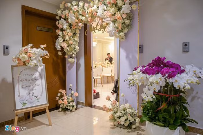 Sáng 17/10, lễ vu quy của Giang Hồng Ngọc và ông xã Xuân Văn được tổ chức tại nhà riêng ở TP HCM. Nữ ca sĩ mới công bố hình ảnh con và chồng vào dịp ra mắt album mới. Giang Hồng Ngọc cho biết tới gần ngày tổ chức hôn lễ, cô mới tiết lộ danh tính của ông xã nhằm tránh áp lực, bàn tán từ dư luận.