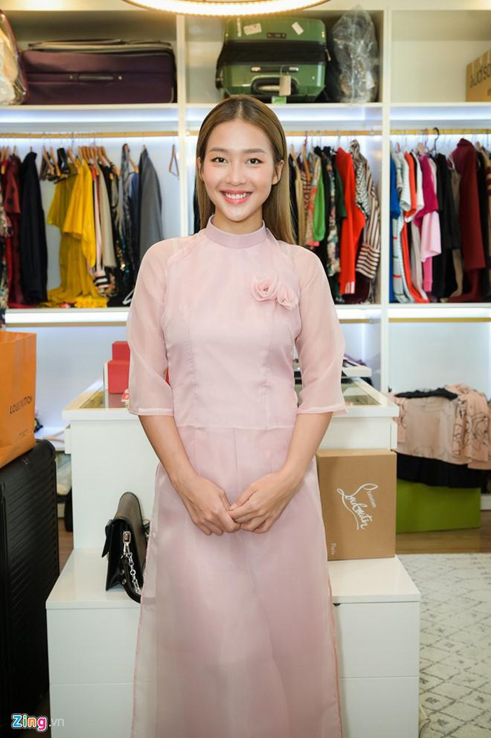 Khả Ngân nền nã trong bộ áo dài voan hồng nhạt. Cô cùng Trang Pháp cùng đảm nhận vai trò phù dâu cho đồng nghiệp trong ngày lễ vu quy của Giang Hồng Ngọc.