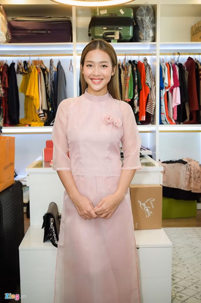 Khả Ngân nền nã trong bộ áo dài voan hồng nhạt. Cô cùng Trang Pháp cùng đảm nhận vai trò phù dâu cho đồng nghiệp trong ngày lễ vu quy của Giang Hồng Ngọc.