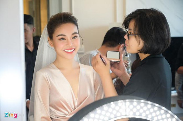 Gương mặt Giang Hồng Ngọc rạng ngời hạnh phúc trong ngày vui. Nữ ca sĩ tâm sự trước khi về chung nhà cô và ba của con trai từng mâu thuẫn, xảy ra nhiều chuyện buồn hơn vui. Nhưng sau tất cả, Giang Hồng Ngọc và ông xã nhận ra tình cảm sâu đậm dành cho đối phương nên quyết định gắn bó.