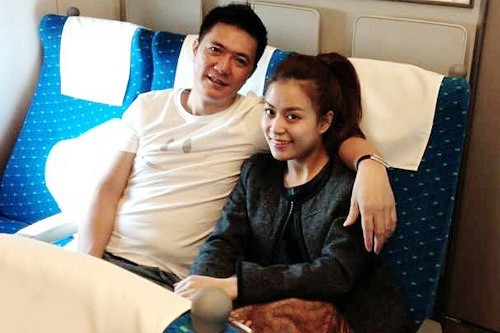 Năm 2010, Hoàng Thùy Linh trở lại showbiz sau thời gian tạm lánh scandal. Đây cũng là thời điểm, giọng ca Hà thành công khai tình cảm với một đại gia bất động sản tại Hà Nội.