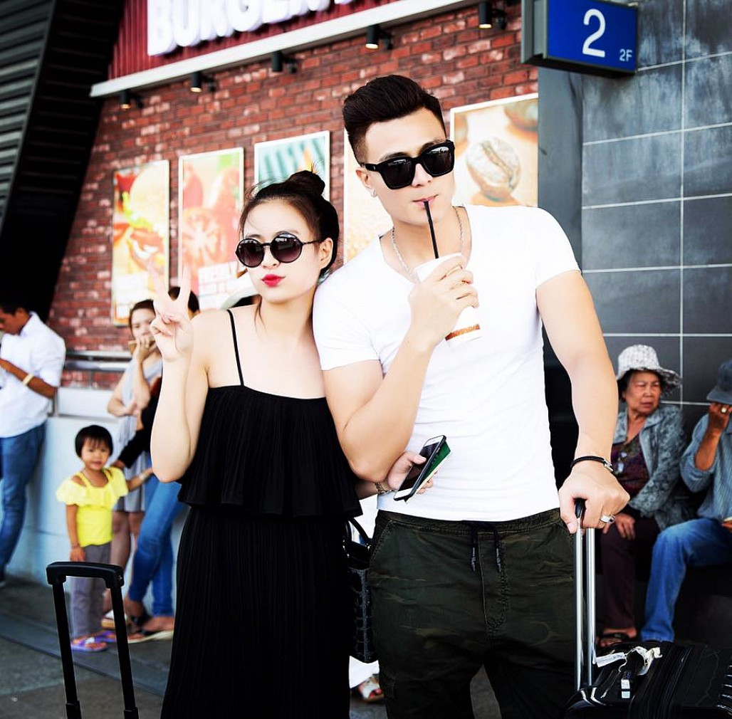 Sau đó, Hoàng Thùy Linh vướng tin đồn hẹn hò Vĩnh Thụy vào năm 2015. Nữ ca sĩ từng chia sẻ trên Zing chuyện giữ kín tình yêu với Vĩnh Thụy vì sợ sóng gió. Những tưởng cả hai sẽ vượt qua mọi rào cản để về chung một nhà, nhưng cuối cùng lại vướng nghi vấn chia tay từ hồi tháng 10/2018 khi cặp đôi không còn xuất hiện cùng nhau như trước nữa. Ảnh: FBNV.