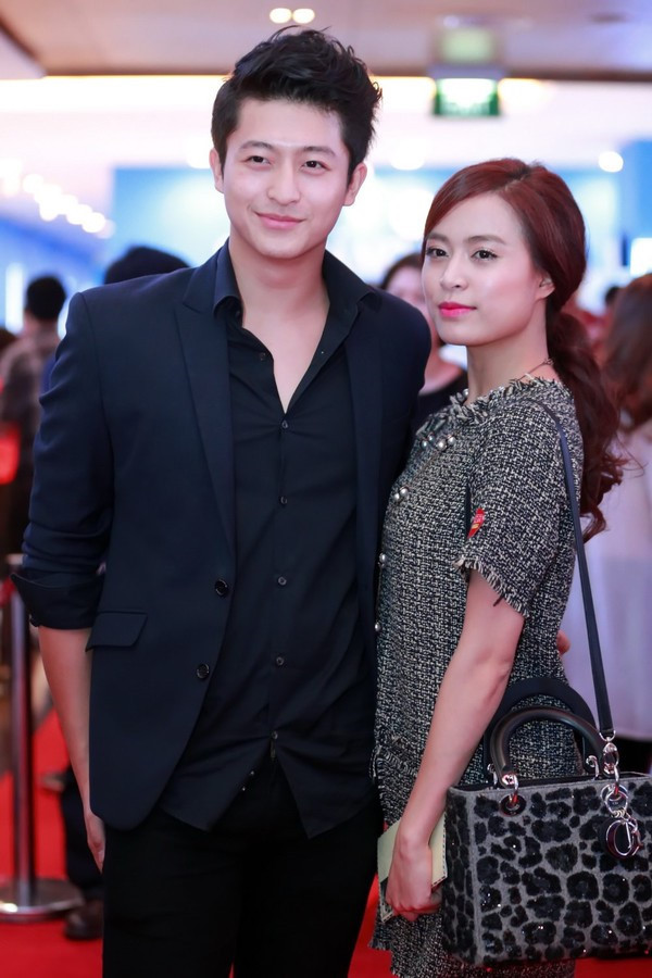 Giữa nghi vấn, nam diễn viên gốc Đài bất ngờ chia sẻ với báo chí: "Bố mẹ tôi khó tính lắm nên không thích Linh" và cho biết chuyện giữa anh và Hoàng Thùy Linh khó có thể đi đến một kết thúc đẹp. Câu nói đó như vết dao cứa vào nỗi đau vốn chưa thể lành của Hoàng Thùy Linh, khiến cho mối quan hệ chưa kịp chớm nở ấy đã sớm kết thúc.