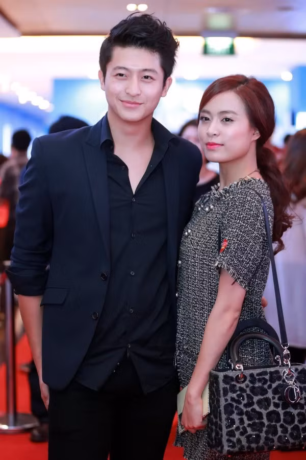 Giữa nghi vấn, nam diễn viên gốc Đài bất ngờ chia sẻ với báo chí: "Bố mẹ tôi khó tính lắm nên không thích Linh" và cho biết chuyện giữa anh và Hoàng Thùy Linh khó có thể đi đến một kết thúc đẹp. Câu nói đó như vết dao cứa vào nỗi đau vốn chưa thể lành của Hoàng Thùy Linh, khiến cho mối quan hệ chưa kịp chớm nở ấy đã sớm kết thúc.