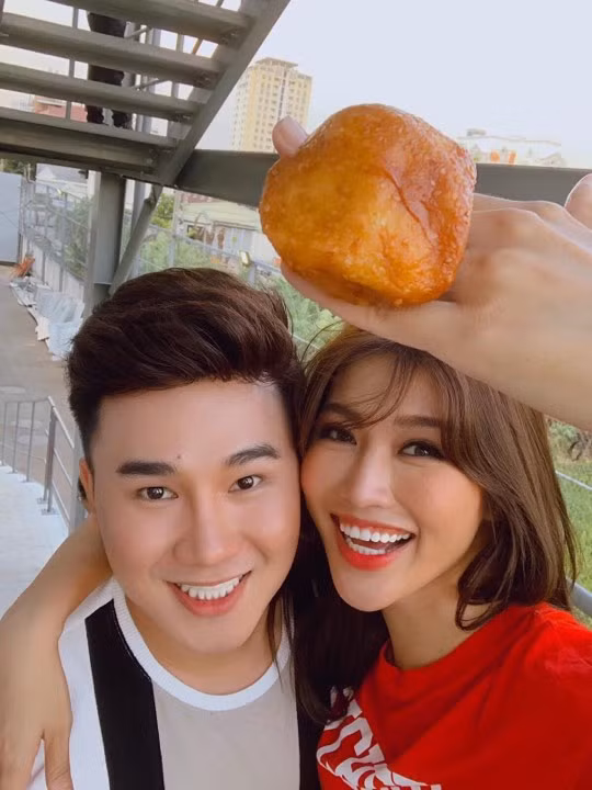 Người mẫu Chế Nguyễn Quỳnh Châu nhắn gửi Nguyễn Trần Tiến Công (TiKo): ""Em đồng ý" được cùng anh đến cuối cuộc đời... Cũng đã đến ngày em trở thành cô dâu".