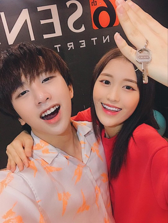 Tùng Maru của Uni5 cũng có chiếc chìa khóa làm "vật đính ước" cho Han Sara rồi! Ảnh: FBNV.