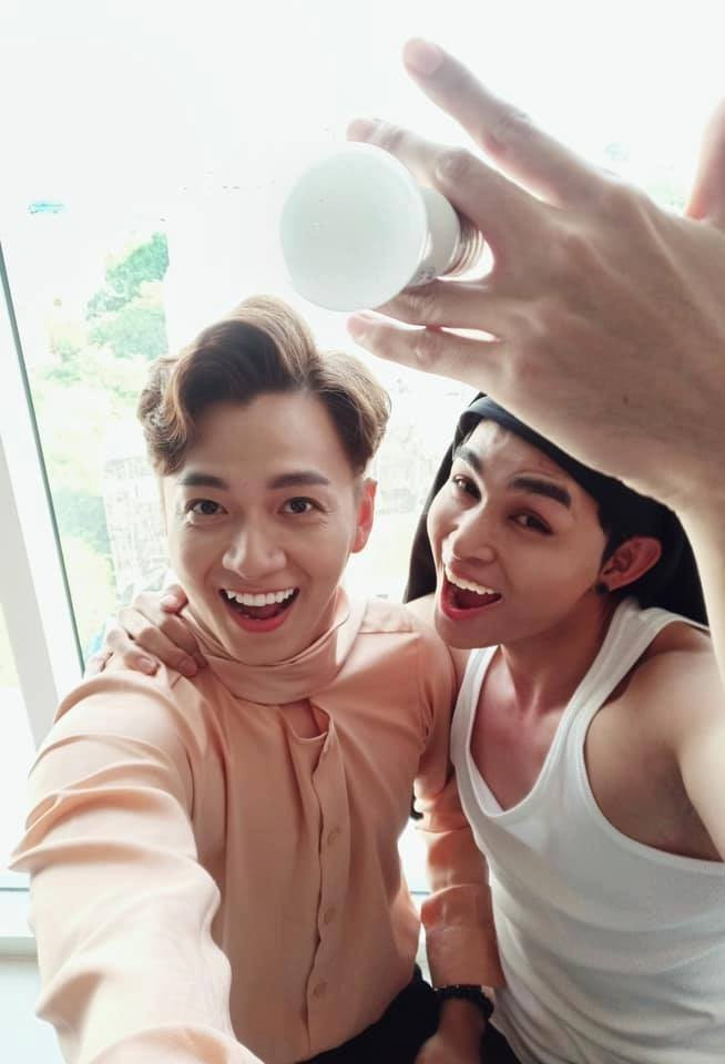 Sao Việt cũng đua nhau cosplay theo màn cầu hôn của Đông Nhi và bạn trai thiếu gia. Bộ đôi Ngô Kiến Huy - Jun Phạm háo hức khoe "vật đính ước" theo phiên bản "Đông Đặc và Ông Cao Thua".