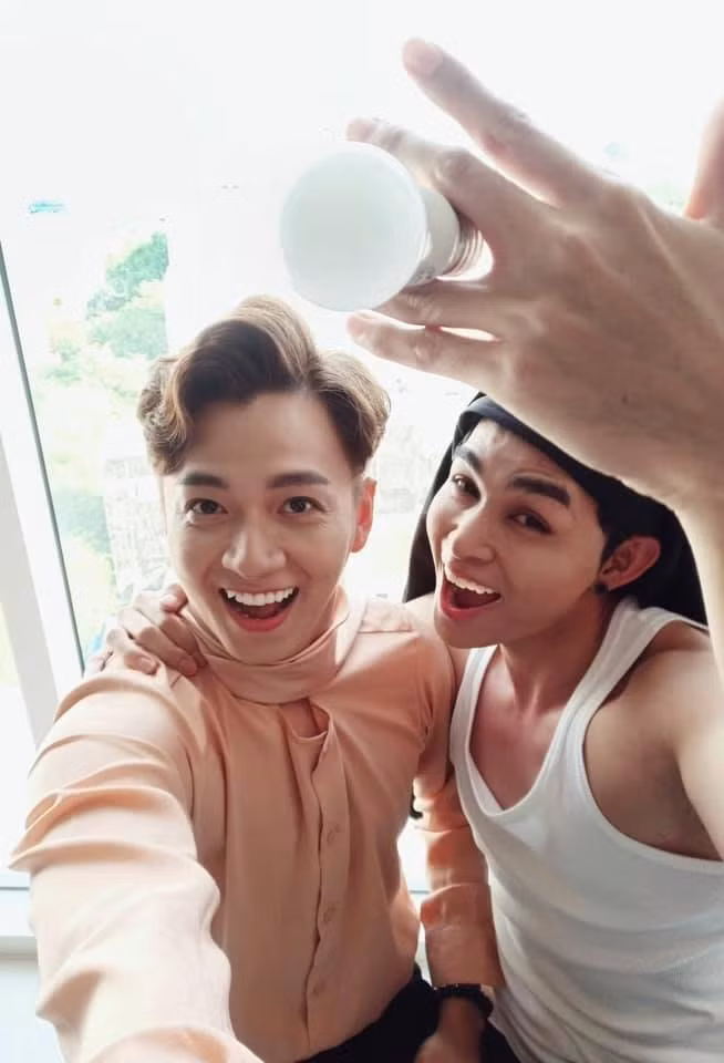 Sao Việt cũng đua nhau cosplay theo màn cầu hôn của Đông Nhi và bạn trai thiếu gia. Bộ đôi Ngô Kiến Huy - Jun Phạm háo hức khoe "vật đính ước" theo phiên bản "Đông Đặc và Ông Cao Thua".