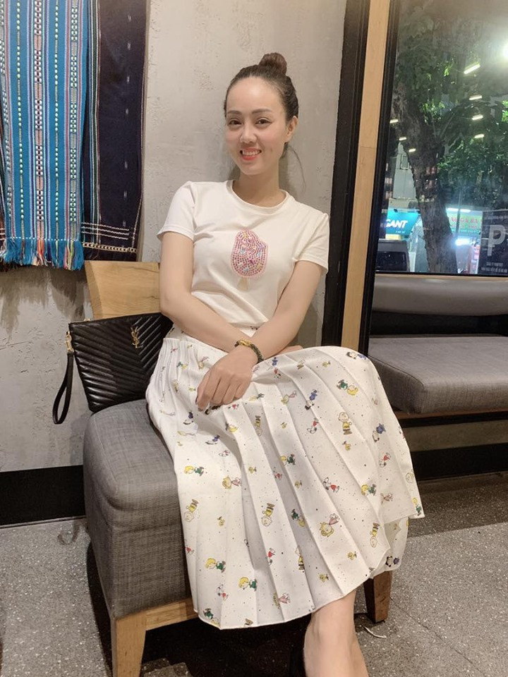 Tuy vậy, Ngọc Hà nhanh chóng lên tiếng thanh minh: "Từ hôm party đến giờ nhiều người hỏi em có tin vui à! Em xin thông báo là tại ăn nhiều nên béo đấy! Giờ lại chế độ ăn uống, tập luyện mà em giảm được 4 cân đấy!". Ảnh: FBNV.