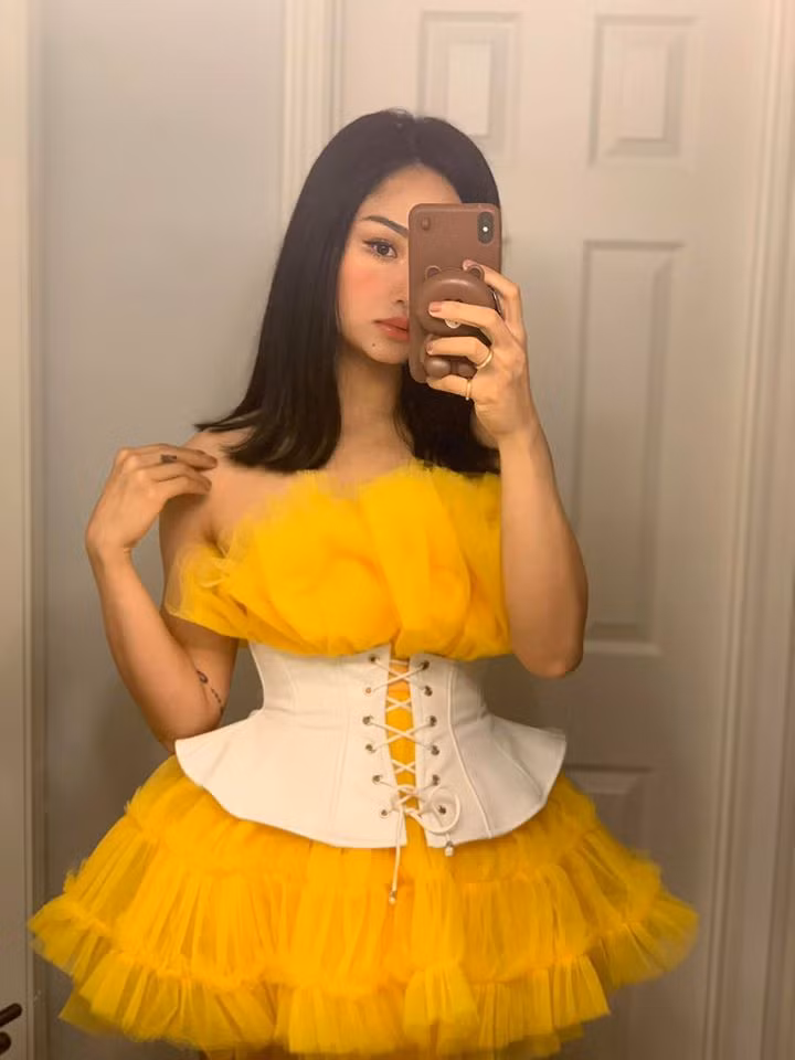 Miu Lê lần đầu chạm ngõ nghệ thuật từ phim "Những thiên thần áo trắng" (2009). 10 năm miệt mài chạy show, ca hát, đóng phim, đóng quảng cáo... mang lại nữ diễn viên nguồn thu lớn dù tuổi đời còn rất trẻ. 3 năm trước, Miu Lê từng chia sẻ cát-sê của cô đang tăng đột phá. Năm ngoái, nữ diễn viên "Em là bà nội của anh" còn gây xôn xao khi nhận cát-sê tỷ đồng cho 11 ngày đóng phim "Nắng 2".