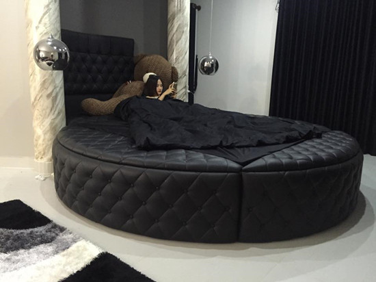 Số tiền kiếm được từ việc chăm chỉ chạy show giúp Miu Lê tự sắm được một căn hộ cho riêng mình, không cần ai hỗ trợ.