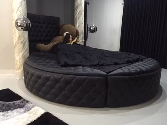 Số tiền kiếm được từ việc chăm chỉ chạy show giúp Miu Lê tự sắm được một căn hộ cho riêng mình, không cần ai hỗ trợ.