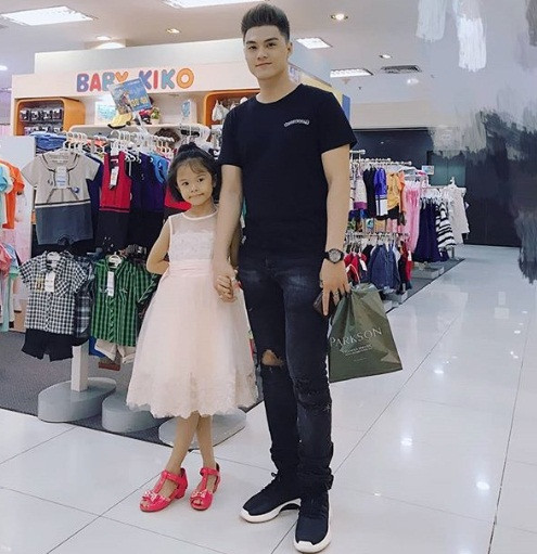 Sau ly hôn vợ cũ sau 11 năm mặn nổng bên nhau, Lâm Vinh Hải vướng nhiều chỉ trích bị cho là hùa theo bạn gái mới là người mẫu Linh Chi để nói xấu vợ cũ.