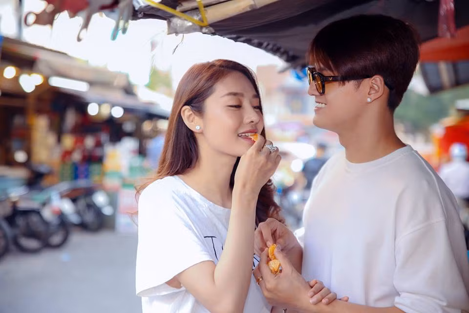 Vì lo cho sức khỏe của Linh Chi trước, Lâm Vinh Hải cho biết anh khuyên bạn gái tập luyện thể dục cho sức khỏe tốt hơn để đảm bảo an toàn khi sinh nở.