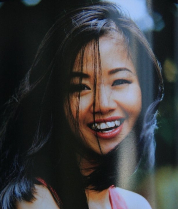 Hồng Nhung và người chồng đầu tiên chia tay sau 2 năm bí mật kết hôn vì nữ ca sĩ đi diễn nhiều, không muốn sinh con, còn chồng thì ghen với sự nghiệp của vợ.