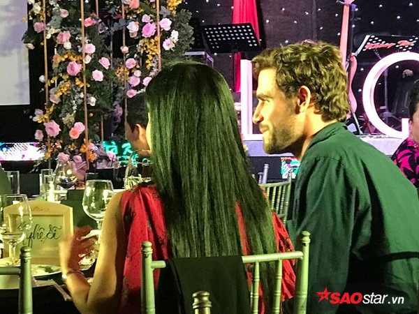 Đầu năm 2019, Hồng Nhung vướng nghi vấn có bạn trai mới. Tuy nhiên, nữ ca sĩ sinh năm 1970 cho biết, hiện cô chưa nghĩ đến tình cảm riêng tư và anh chàng ngoại quốc lạ mặt trên chỉ là một người bạn trong đoàn phim tài liệu nước ngoài mà cô sắp sửa hợp tác. Ảnh: Saostar.