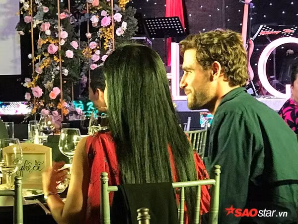 Đầu năm 2019, Hồng Nhung vướng nghi vấn có bạn trai mới. Tuy nhiên, nữ ca sĩ sinh năm 1970 cho biết, hiện cô chưa nghĩ đến tình cảm riêng tư và anh chàng ngoại quốc lạ mặt trên chỉ là một người bạn trong đoàn phim tài liệu nước ngoài mà cô sắp sửa hợp tác. Ảnh: Saostar.