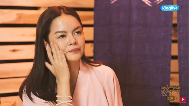 Phạm Quỳnh Anh cũng cho biết, mới lớp 1 thôi, nhưng con biết đọc hết, nên hiểu nhiều, biết nhiều. "Tuy nhiên, việc biết nhiều đôi khi cũng khiến tôi suy nghĩ. Trong thời điểm này, con không nên biết quá nhiều", bà mẹ hai con trăn trở.