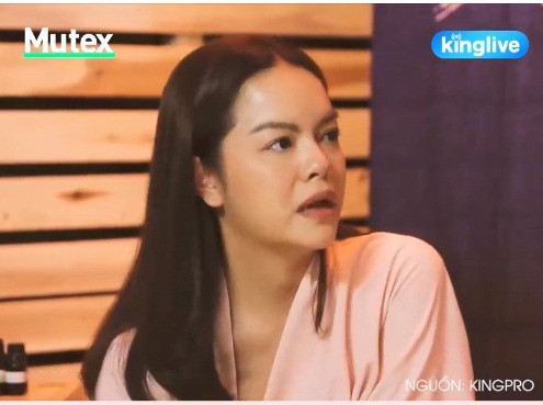 "Khi vào phòng chờ máy bay, con tôi mở máy tính lên xem thì thấy đúng dòng chữ ở bài báo "Phạm Quỳnh Anh và Quang Huy ly hôn". Con tôi đọc được và tự hỏi trong miệng ly hôn là gì, nhưng không hỏi tôi. Đó là điều tôi xót nhất, giống như muốn bảo vệ con nhưng có những thứ ở ngoài tầm tay, không thể bảo vệ được", giọng ca "Bụi bay vào mắt" ngậm ngùi chia sẻ.