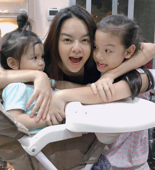 Nữ ca sĩ cho biết, dù trong công việc cô là người quyết đoán nhưng bản chất vẫn là phụ nữ, vẫn phải yếu đuối, vẫn có cái góc trong lòng mình mà mình không thể cố quá được. Điều quan trọng nhất vẫn là phải biết cân bằng để mạnh mẽ. Ảnh: FBNV.