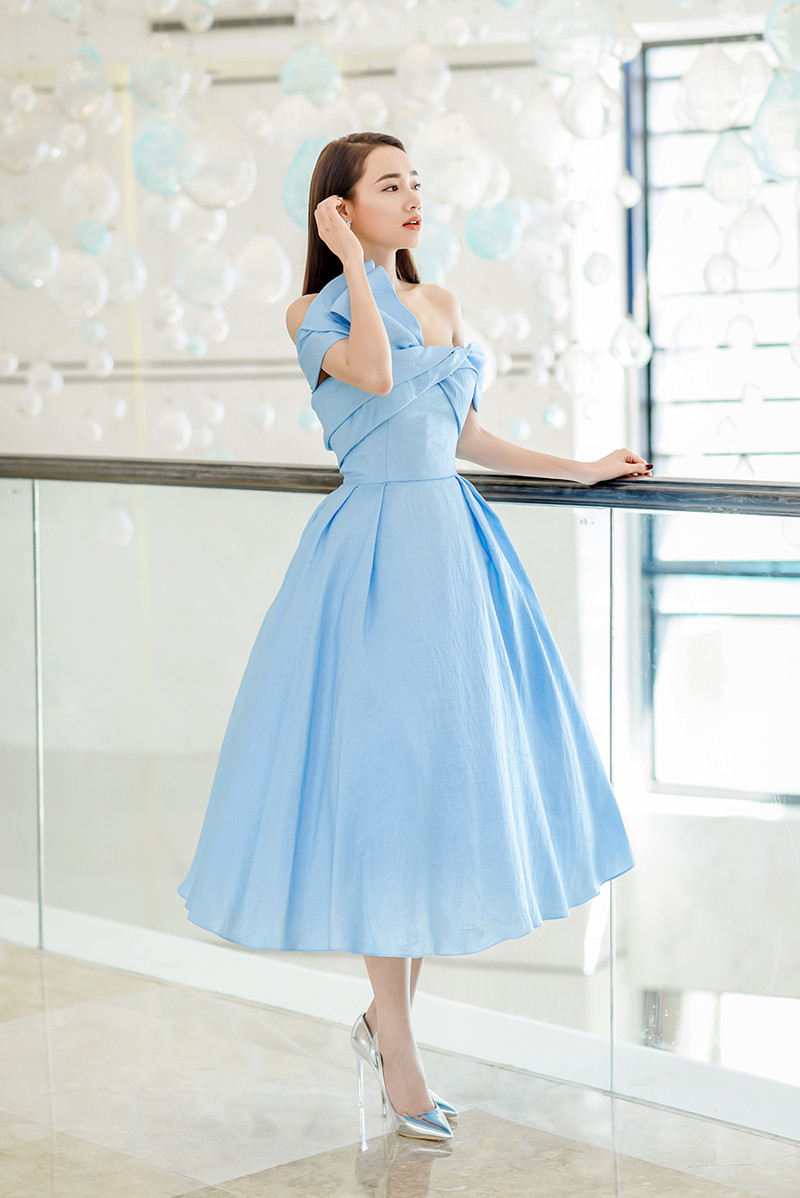 Nhã Phương ngày càng “lột xác” về hình ảnh kể từ sau khi kết hôn với Trường Giang. Cô không ngại diện những bộ trang phục có phần táo bạo so với trước đó nhưng vẫn giữ được sự thanh lịch.