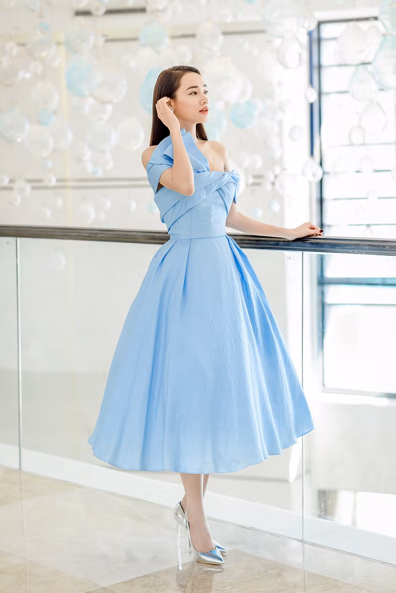 Nhã Phương ngày càng “lột xác” về hình ảnh kể từ sau khi kết hôn với Trường Giang. Cô không ngại diện những bộ trang phục có phần táo bạo so với trước đó nhưng vẫn giữ được sự thanh lịch.