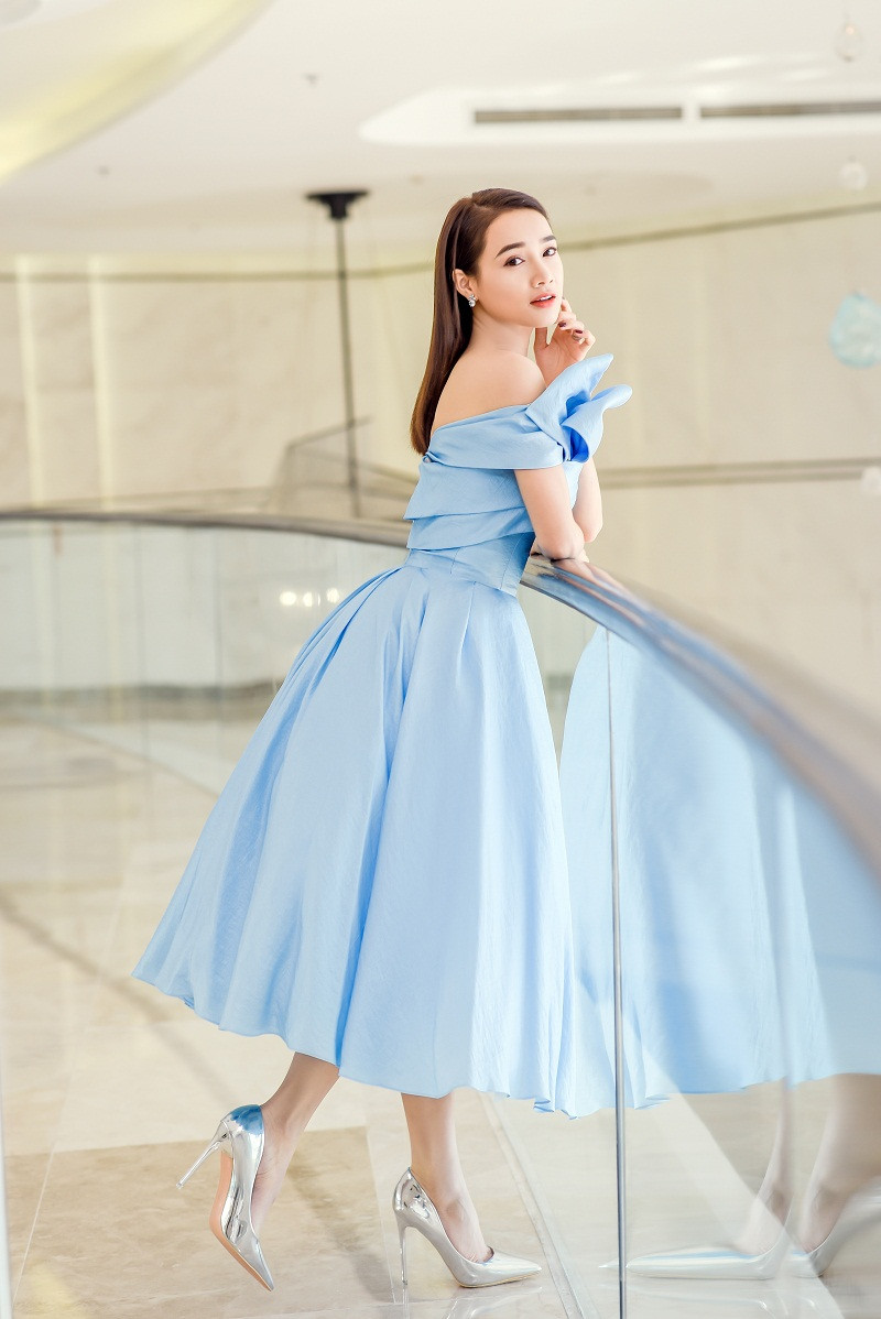 Sau thời gian vướng tin đồn sinh con, cô liên tục xuất hiện tại các sự kiện với những bộ trang phục gợi cảm, khoe trọn vẻ đẹp “mòn con mắt”.