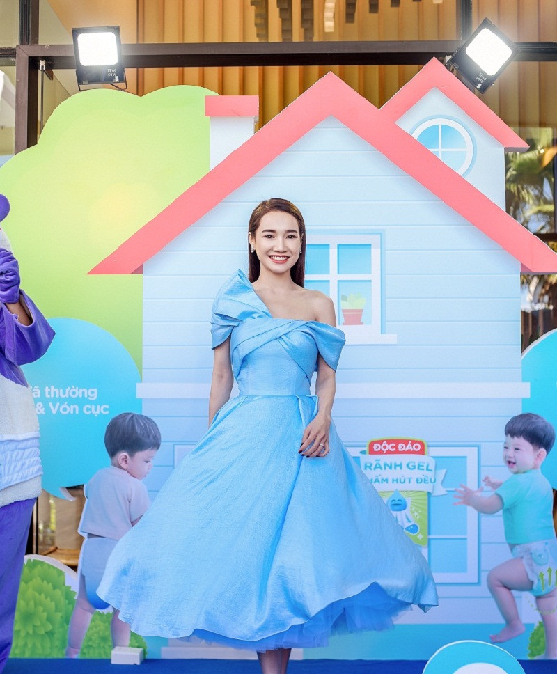 Thời gian gần đây, nữ diễn viên “Tuổi thanh xuân” được đánh giá cao nhờ gu ăn mặc ngày càng đẳng cấp, sang trọng. Từ trang phục đến phụ kiện đều được người đẹp phối hợp rất hài hòa.