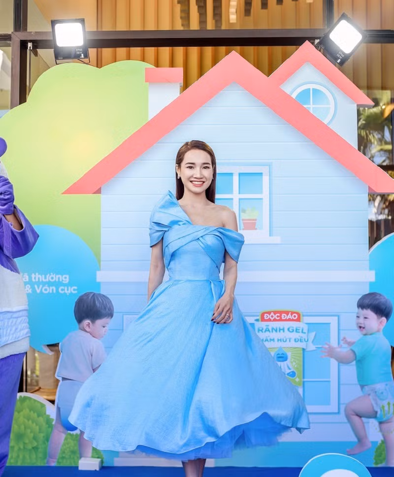 Thời gian gần đây, nữ diễn viên “Tuổi thanh xuân” được đánh giá cao nhờ gu ăn mặc ngày càng đẳng cấp, sang trọng. Từ trang phục đến phụ kiện đều được người đẹp phối hợp rất hài hòa.