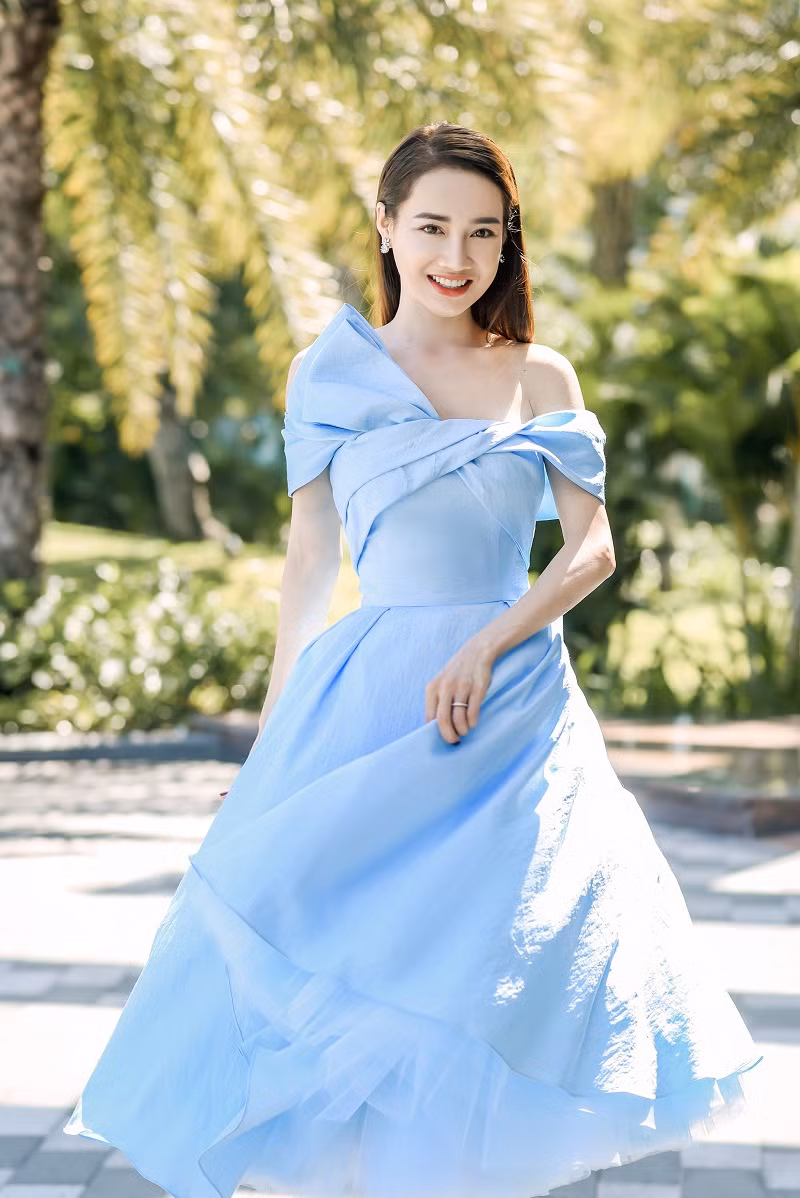 Trong bộ đầm nền nã mà gợi cảm, bà xã Trường Giang khoe triệt để eo thon, dáng đẹp nuột nà, vẻ xinh đẹp và rạng rỡ.