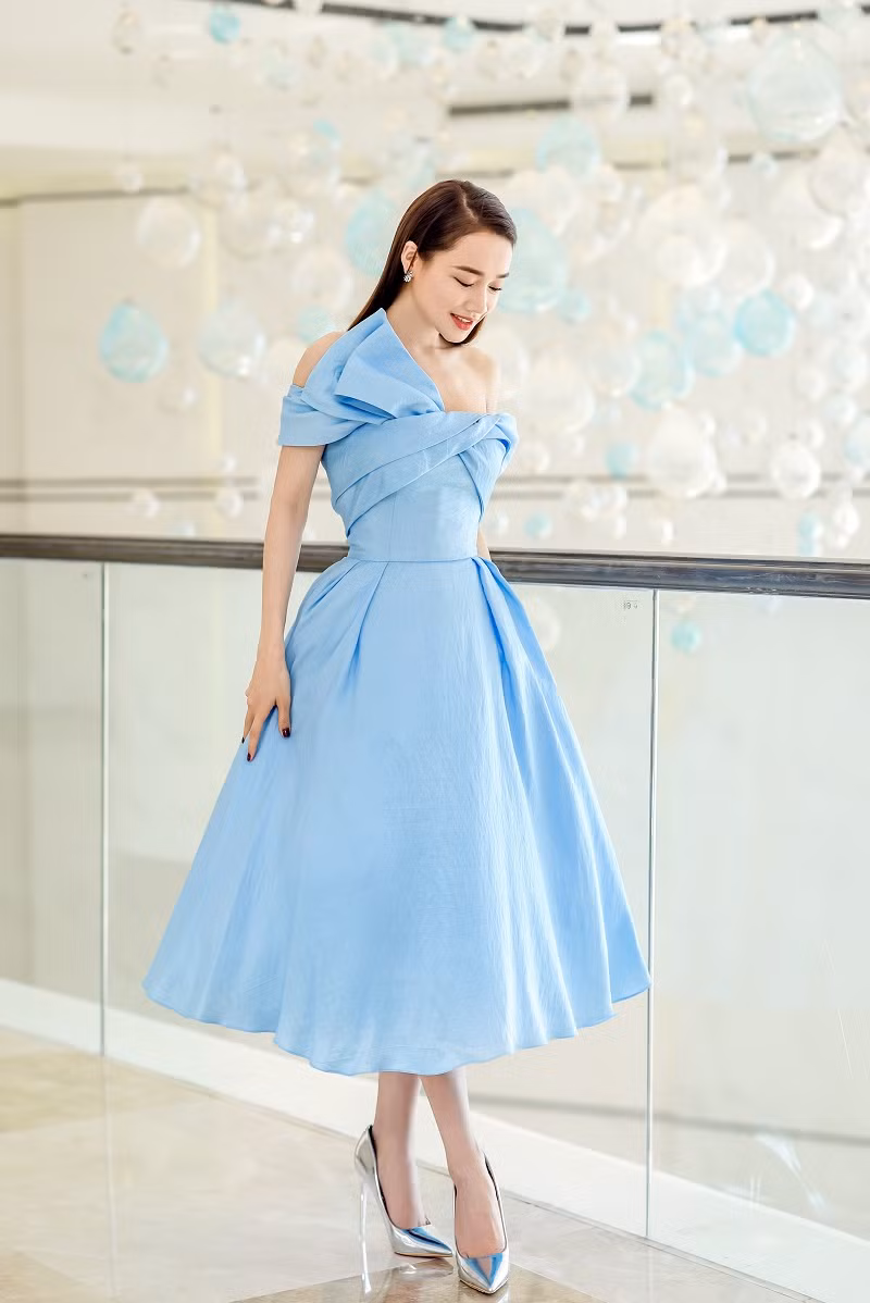 Ngoài ra, Nhã Phương cũng đầu tư hơn trong công cuộc chăm sóc sắc đẹp khi ra mắt thương hiệu làm đẹp của bản thân.