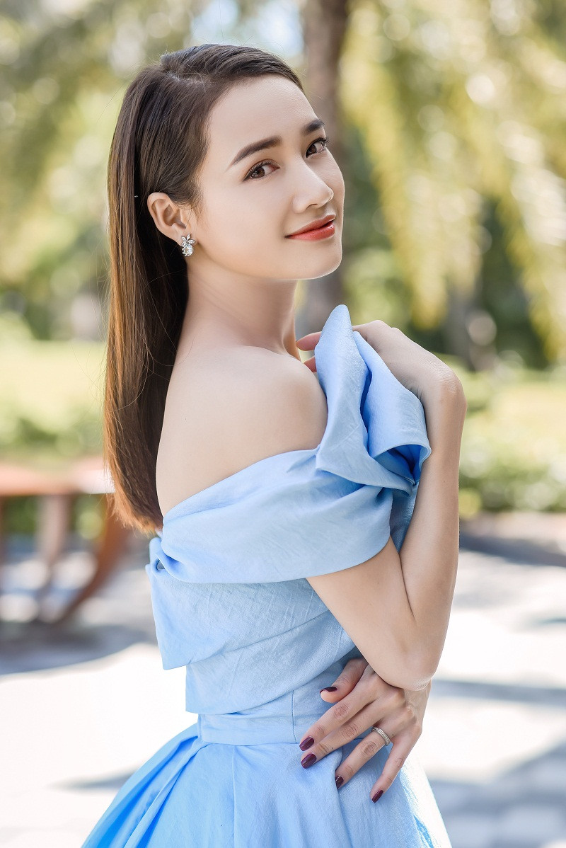 Mới đây, xuất hiện tại một sự kiện ở Hội An, Đà Nẵng, nữ diễn viên Nhã Phương hớp hồn người hâm mộ với chiếc đầm hở vai màu xanh ngọc gợi cảm của NTK Lê Thanh Hòa. Ảnh: Panda Dương.