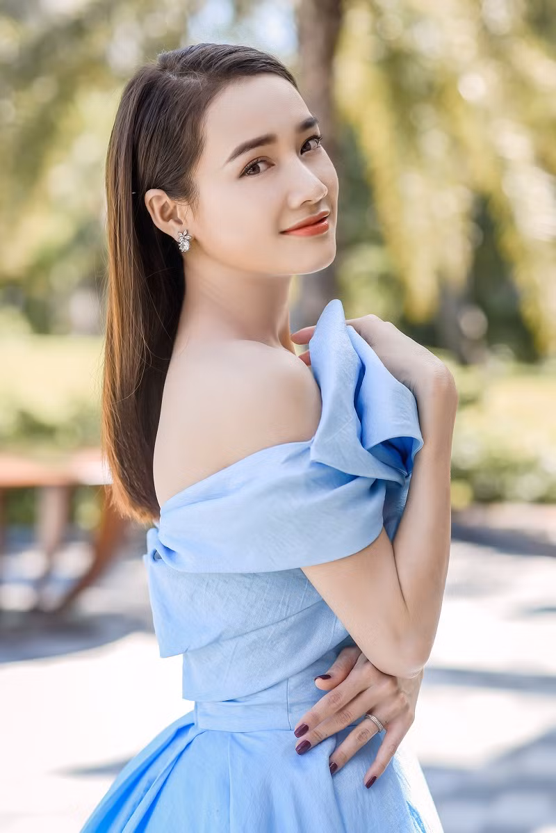 Mới đây, xuất hiện tại một sự kiện ở Hội An, Đà Nẵng, nữ diễn viên Nhã Phương hớp hồn người hâm mộ với chiếc đầm hở vai màu xanh ngọc gợi cảm của NTK Lê Thanh Hòa. Ảnh: Panda Dương.