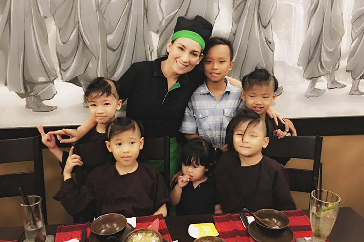 Dù thường xuyên khoe các con nuôi nhưng Phi Nhung vẫn được xem là nữ ca sĩ có đời tư bí ẩn nhất showbiz khi giấu kín con ruột suốt 20 năm mới công khai.