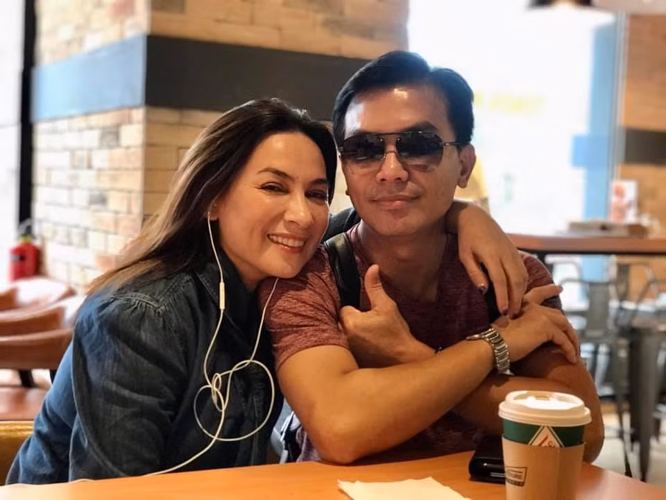 Sao nữ đông con nhất showbiz Việt từng bày tỏ sự rung động trước danh ca Mạnh Quỳnh, nhưng anh chỉ xem cô như tri kỷ. Cả hai vẫn duy trì tình bạn thân thiết suốt hơn 20 năm qua.