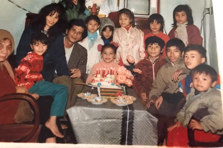 Hà Hồ xinh xắn đón sinh nhật khi còn nhỏ.