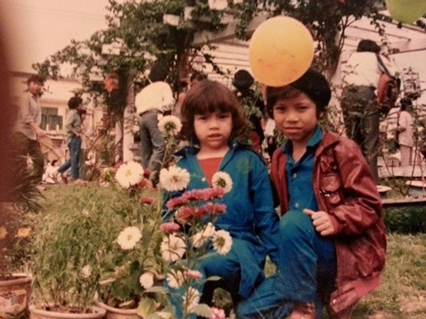 Từ bé cô đã sở hữu vẻ đẹp lai xinh xắn với mái tóc xoăn tít, khuôn miệng rộng, đôi mắt to tròn dễ thương.