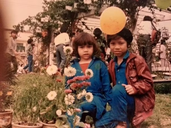 Từ bé cô đã sở hữu vẻ đẹp lai xinh xắn với mái tóc xoăn tít, khuôn miệng rộng, đôi mắt to tròn dễ thương.