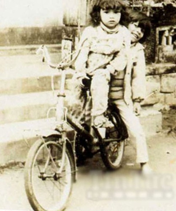 Nữ ca sĩ hồi bé đã biết làm dáng, mặc sành điệu.