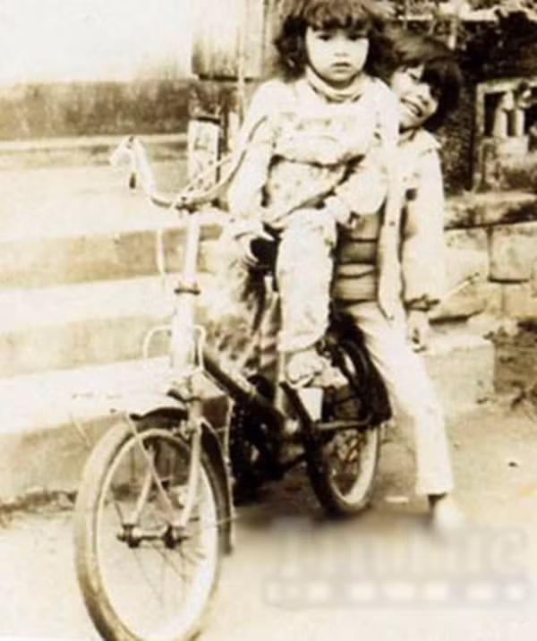 Nữ ca sĩ hồi bé đã biết làm dáng, mặc sành điệu.