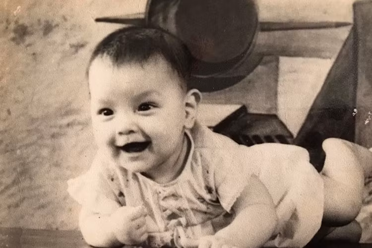 Trước đó, cư dân mạng cũng tỏ ra thích thú khi "đào mộ" lại những hình ảnh thời nhỏ cực đáng yêu và "chất lừ" của Hồ Ngọc Hà.