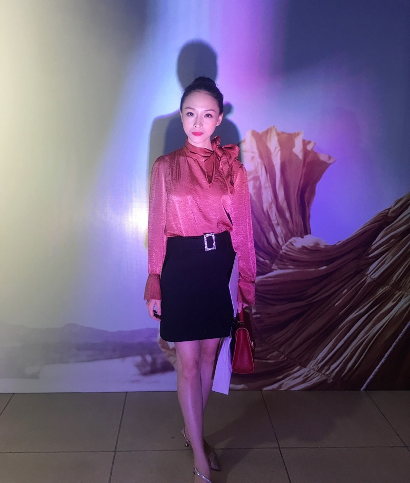 Người đẹp hiện sống một cuộc sống khá bình lặng. Cô dành nhiều thời gian để đọc sách và lên chùa cầu bình an. Ảnh: VNN.