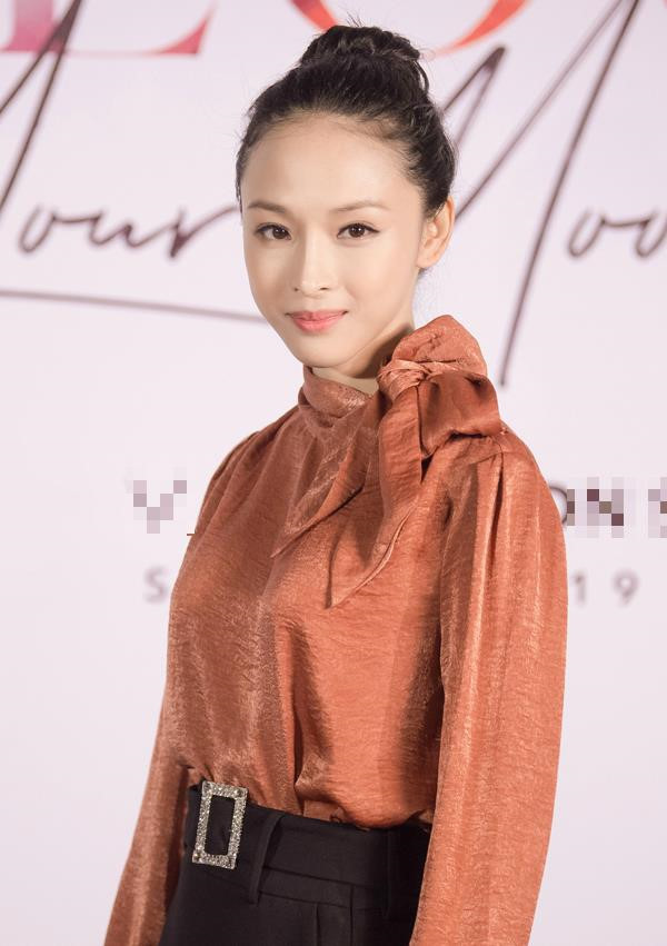 Mặc dù ban đầu xuất hiện khá run trước ống kính nhưng Hoa hậu Phương Nga dần lấy lại sự tự tin và cho biết rất vui vì gặp lại nhiều người quen cũ, những anh chị rất lâu rồi cô chưa được gặp trong lần ra Hà Nội dự sự kiện này.