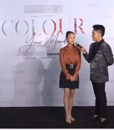 Phương Nga gầy đi nhiều nhưng vẫn giữ được nét rạng rỡ trên gương mặt trong lần đầu xuất hiện trước công chúng.