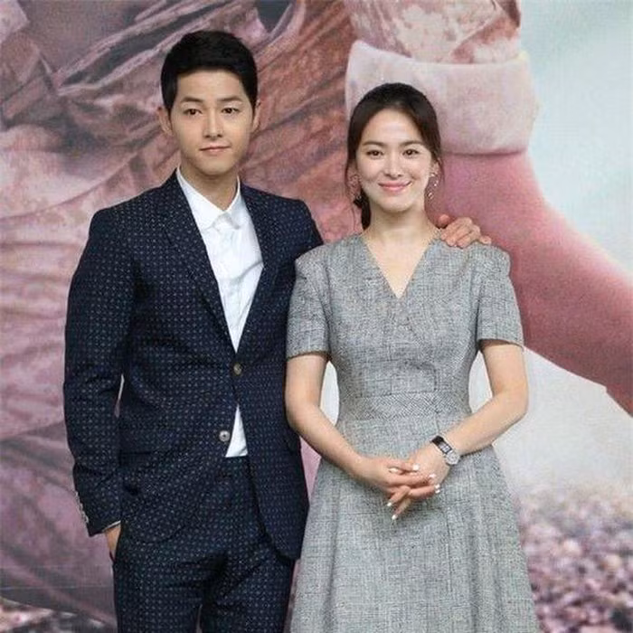 Song Hye Kyo trao lời ngôn tình với Song Joong Ki: “Tôi nghĩ thật tuyệt vời nếu như có thể đi cùng anh ấy đến cuối cuộc đời. Thật hạnh phúc là anh ấy cũng có cảm giác như thế với tôi” hay “Song Joong Ki là người duy nhất tôi chờ đợi”.